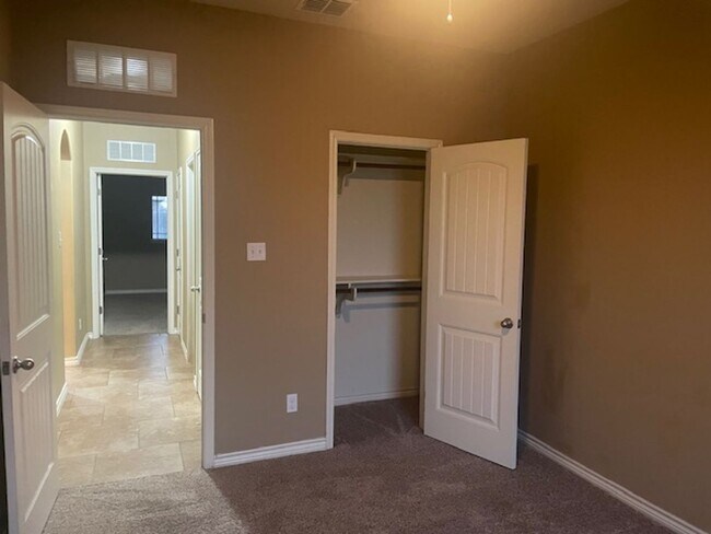 Building Photo - 1106 Pine Hollow Ln