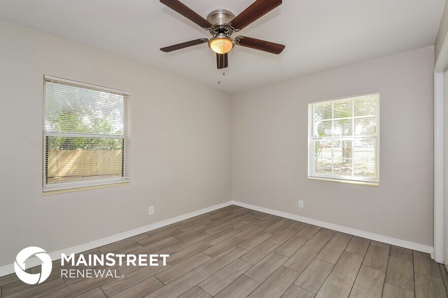 Building Photo - 4542 Tarpon Dr