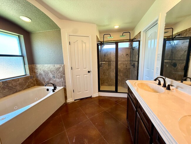 Building Photo - Spacious 4BR Home with Fireplace & Large B...