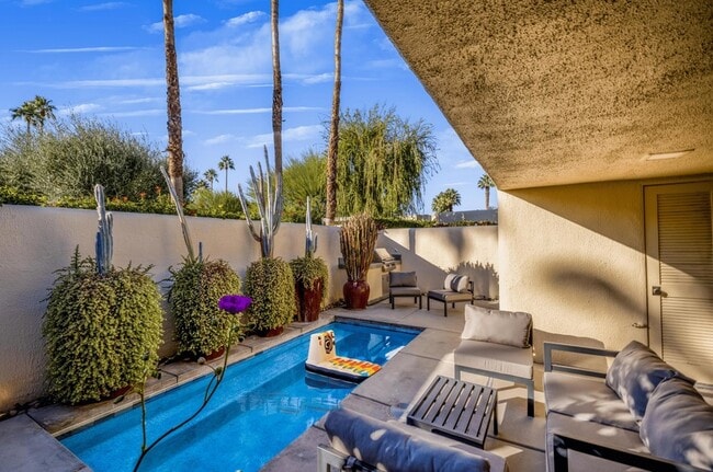 Building Photo - 1173 E Alejo Rd