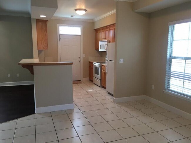 Building Photo - 4 x 3.5 single family home great for commuters!