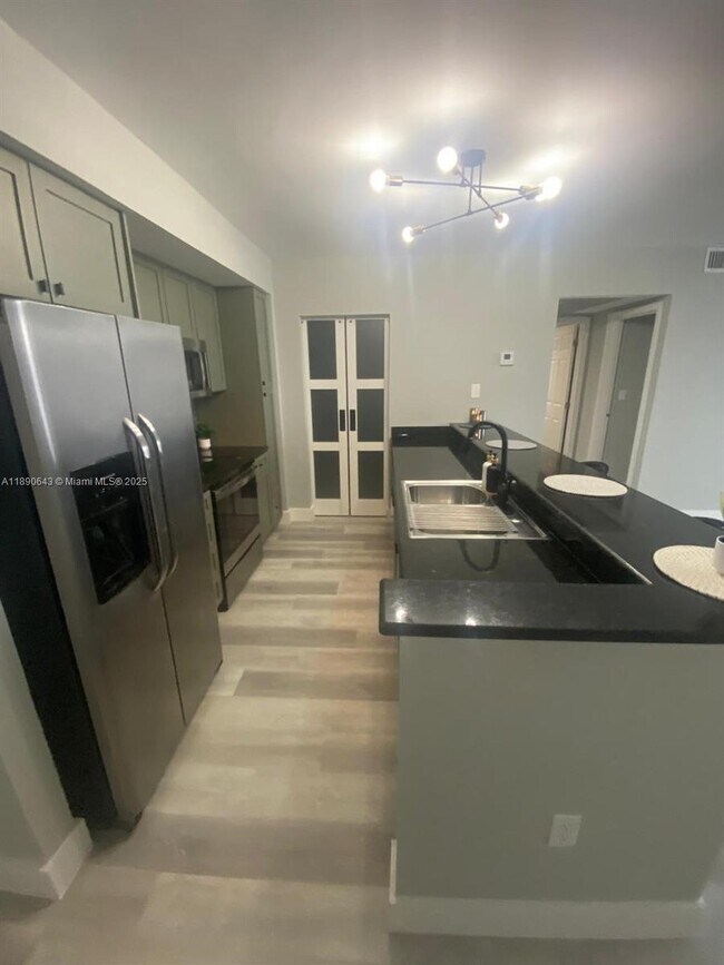 Building Photo - 10350 W Bay Harbor Dr