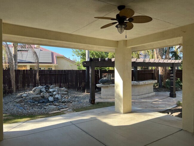 Building Photo - Gated Grand Island Home!