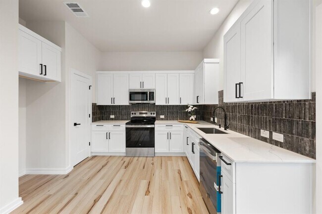 Building Photo - 2309 Montopolis Dr