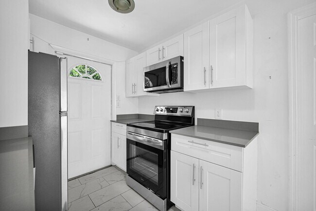 Building Photo - 2933 NE 12th Terrace