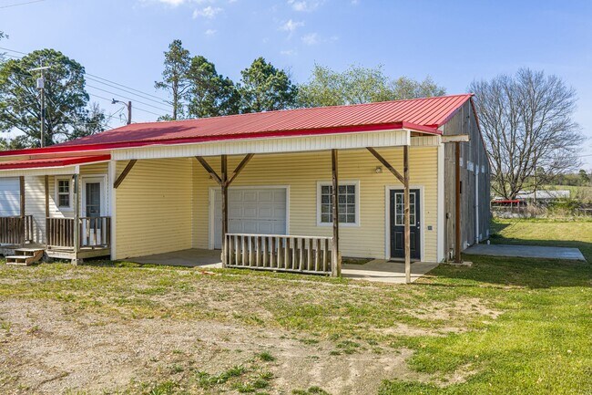 Building Photo - Country home equipped for on-site business!