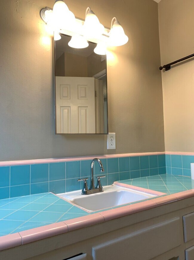 Building Photo - Super Cute 3 Bedroom Home For Rent in Oildale - $1695 Rent Available mid June