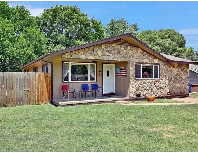 Building Photo - 3 BED 2 BATH HOME IN PARK CITY