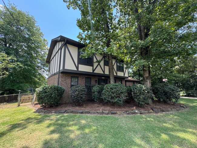 Building Photo - Renovated 3/2.5 House in Chieftain Hills- ...