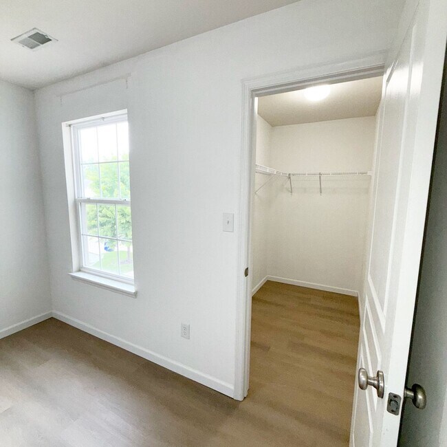 Building Photo - 569 Parkgate Dr