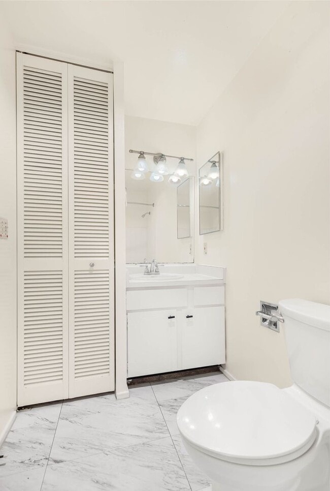 Building Photo - 1 Bedroom 1 Bath Condo in Kirkland! Lock in this great price before the New-Year!