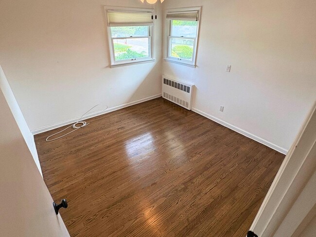 Building Photo - 310 S Oyster Bay Rd