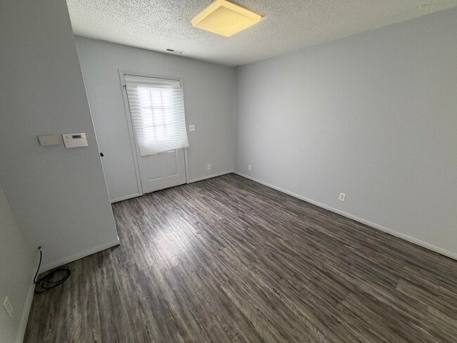 Building Photo - 1402 Main-E