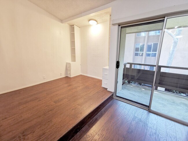 Building Photo - 1605 Hotel Cir S