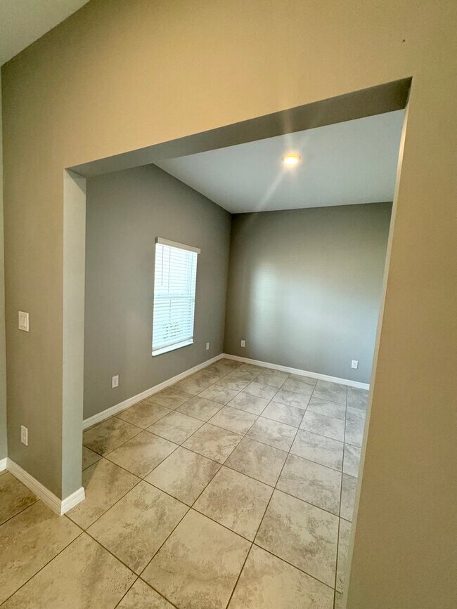 Building Photo - 3 Bed + Den with 2 Baths & 2 Car Garage