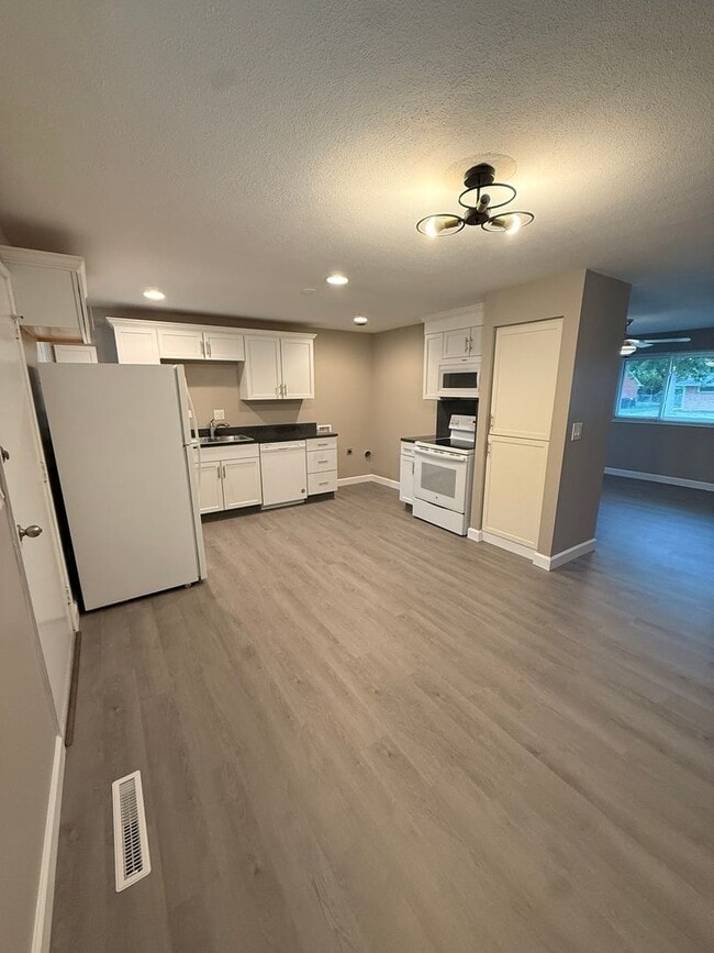 Primary Photo - 4320 Harbison St