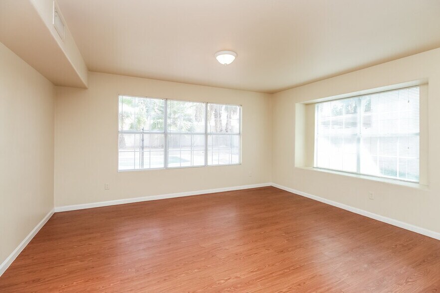 Building Photo - 3422 E Woodland Dr
