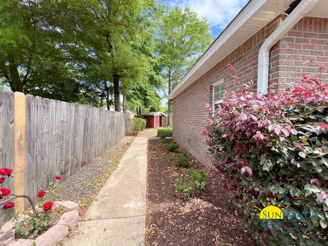Building Photo - 3 Bedroom Smart Solar Home in Crestview!