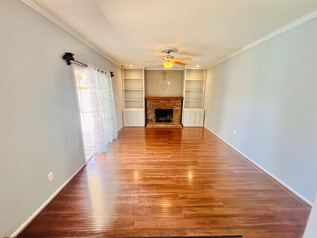 Building Photo - Beautiful 3 Bedroom 2 Bath Home with SOLAR...