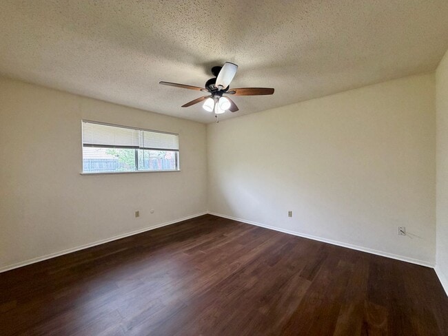 Building Photo - Duplex *LEASING SPECIAL AVAILABLE*