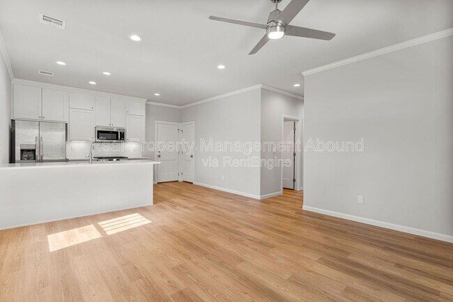 Building Photo - 101 E 11th St S