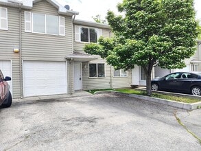 Building Photo - Great 3 Bd 2.5 Bath Townhome
