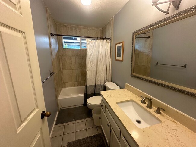 Building Photo - 3/2 House W/ 1/1 Cottage