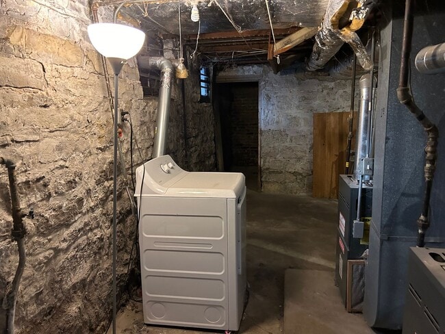 Building Photo - 2 BDRM 1 BTH Lower Unit Duplex in nice nei...