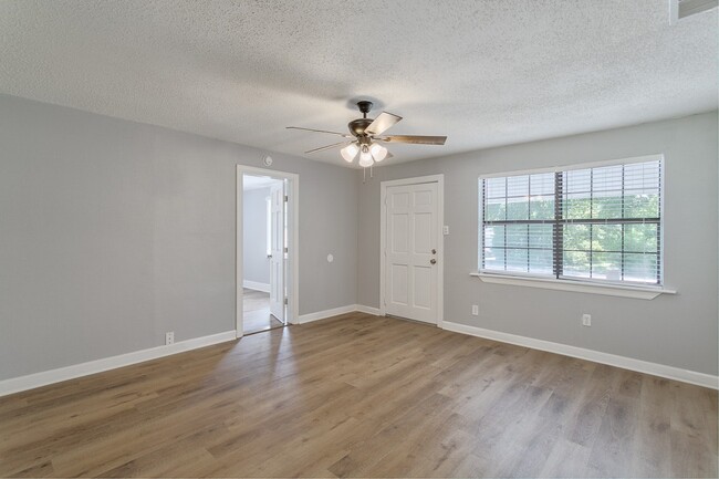 Building Photo - 1804 Larkwood Dr