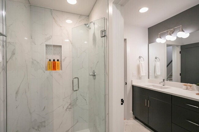 Building Photo - 400 33rd Ave N