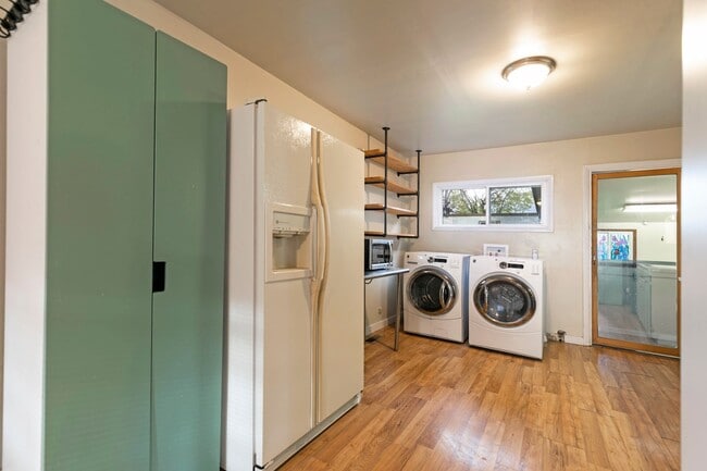Building Photo - 2 Bed - 1 Bath - Pet Friendly