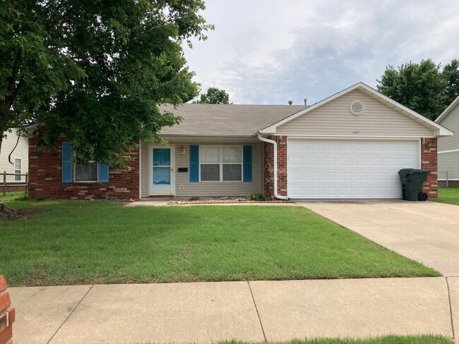 Primary Photo - Nice Claremore 3/2/2 Home in Greenbrier Ad...