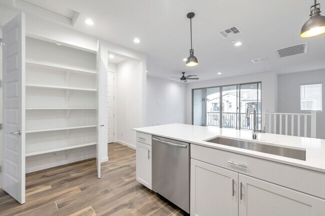 Building Photo - Like New luxurious townhome with 2 Master ...