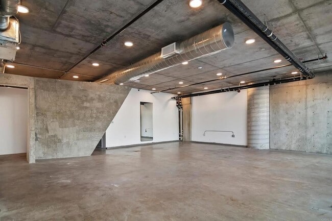 Building Photo - 5750 Hollywood Blvd