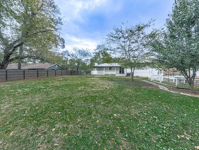 Building Photo - 421 Creek Valley Dr