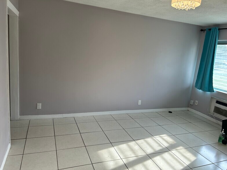 bed1 - 2230 Douglas St
