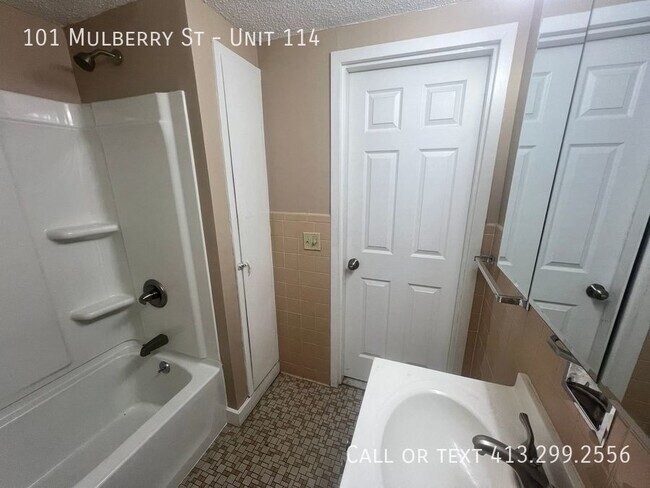 Building Photo - Updated Two Bedroom Condo On Springfield's...