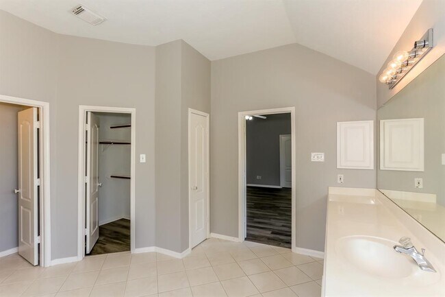 Building Photo - 2207 Stoneycreek Park Ct