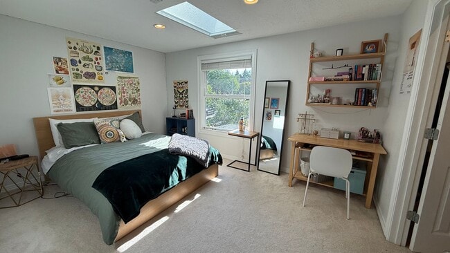 Building Photo - Pristine Single-Family Home in the Heart o...