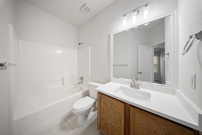 Building Photo - 6000 Meadowglen Dr