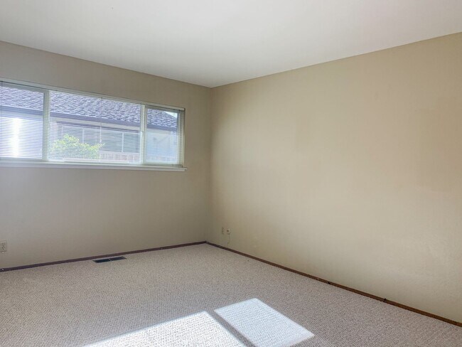 Building Photo - Comfortable Single-Level Living in a Prime Los Gatos Location