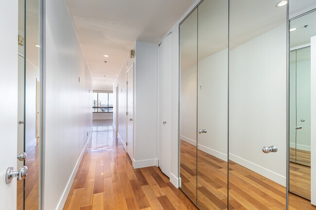 Building Photo - 700 Front St