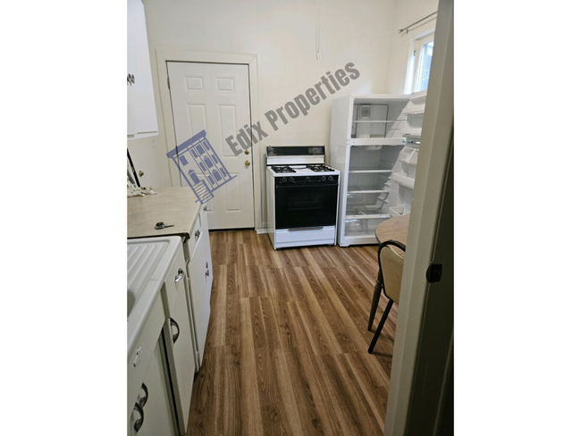 Eat-in Kitchen w/ appliances - 273 Randolph St