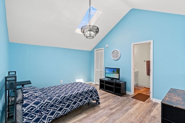 Building Photo - Fully furnished condo minutes from the beach!