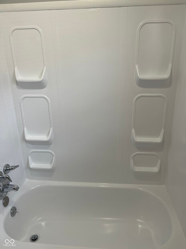 Building Photo - 628 N Oxford St