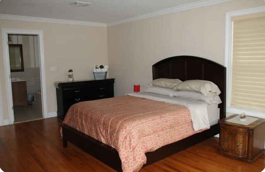 Building Photo - 189 Newport Rd