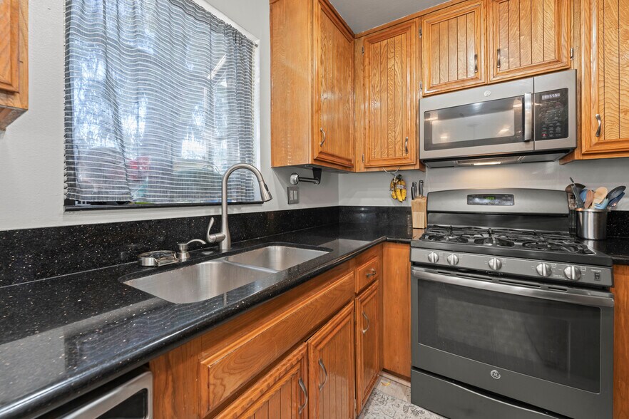 Building Photo - 18122 Sundowner Way