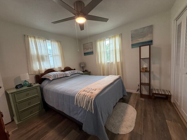 Building Photo - Updated 2 Bedroom 2 Bathroom House