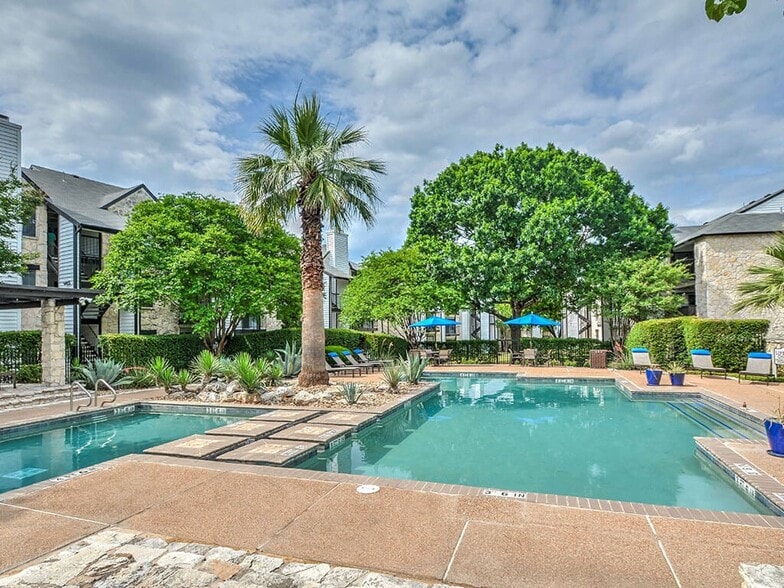 Sparkling Pool with Sundeck - Logans Mill