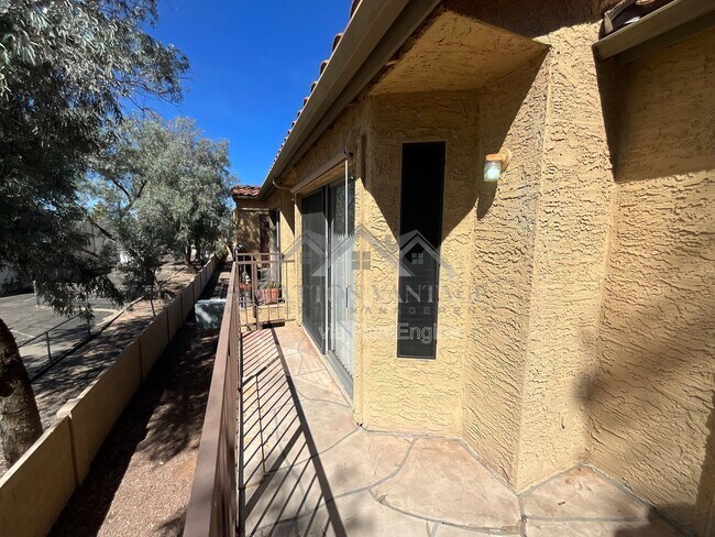 Building Photo - 653 W Guadalupe Rd